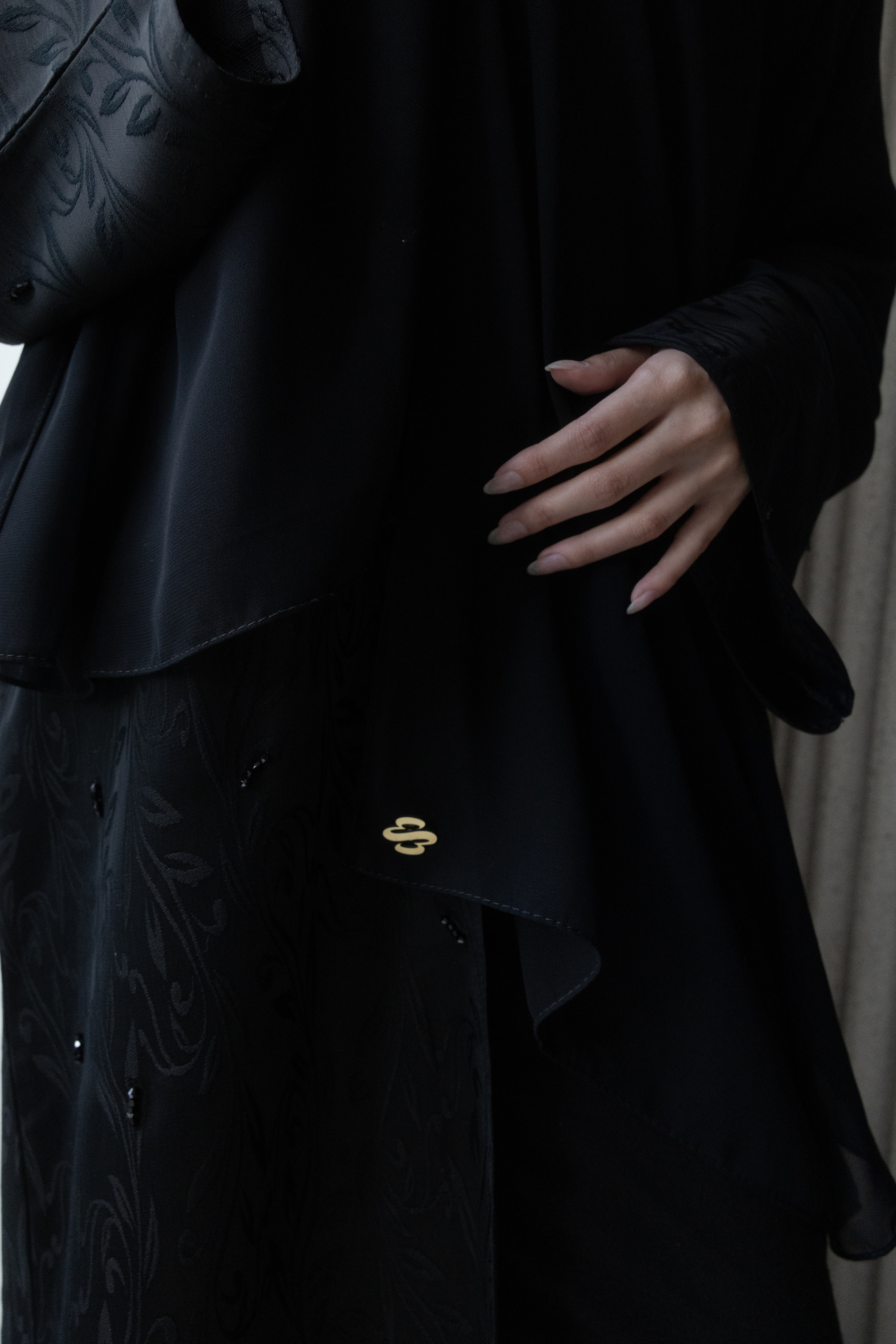 ÉMIRATI Shela in Noir